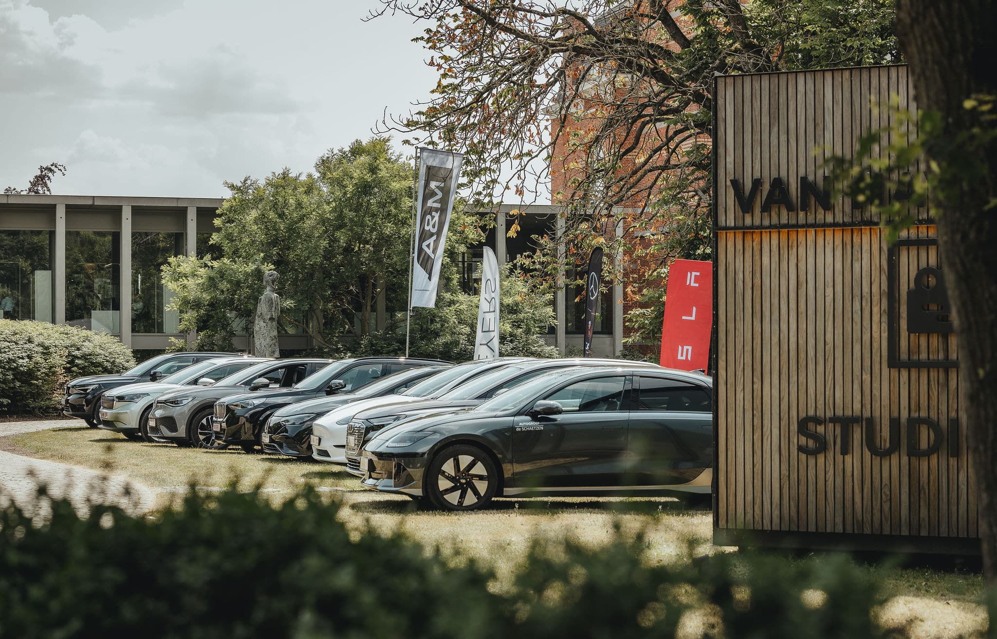 De elektrische wagens van Van Havermaet staan langs elkaar op de parking van Van Havermaet.